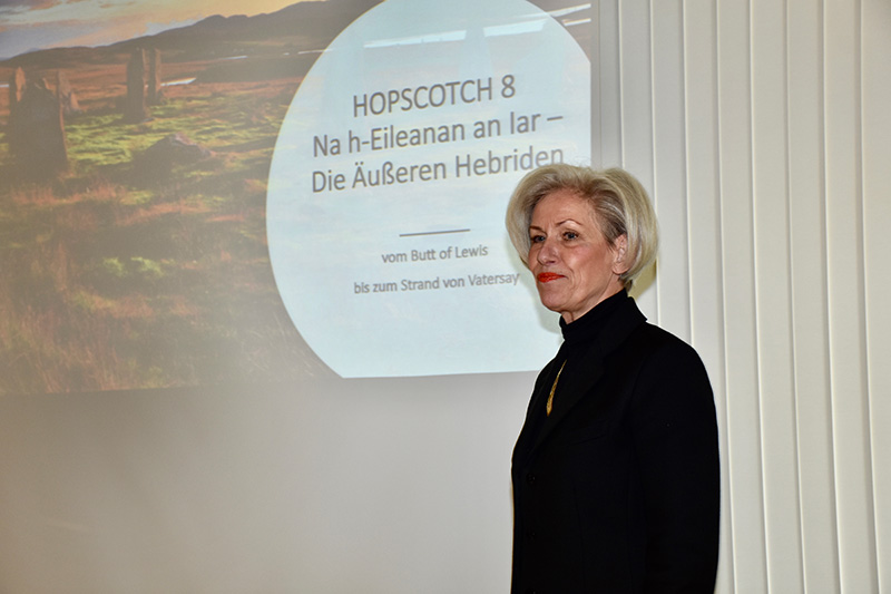 Bezirksvorsteherin Ulrike Zich bei der Begrüßung zur Autorenlesung