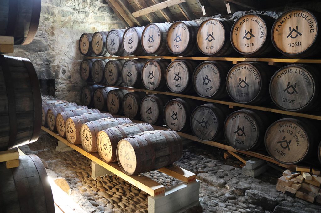 Whiskyfässer in der North-Uist-Distillery, ein wunderbares "Indoor-Programm"! Foto GOEDE