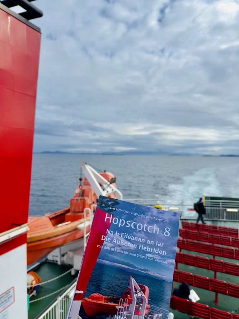 Buchcover "meets" seine Vergangenheit - 2026 war allerdings der Himmel auf der Überfahrt nach Stornoway so bewölkt wie noch nie zuvor...