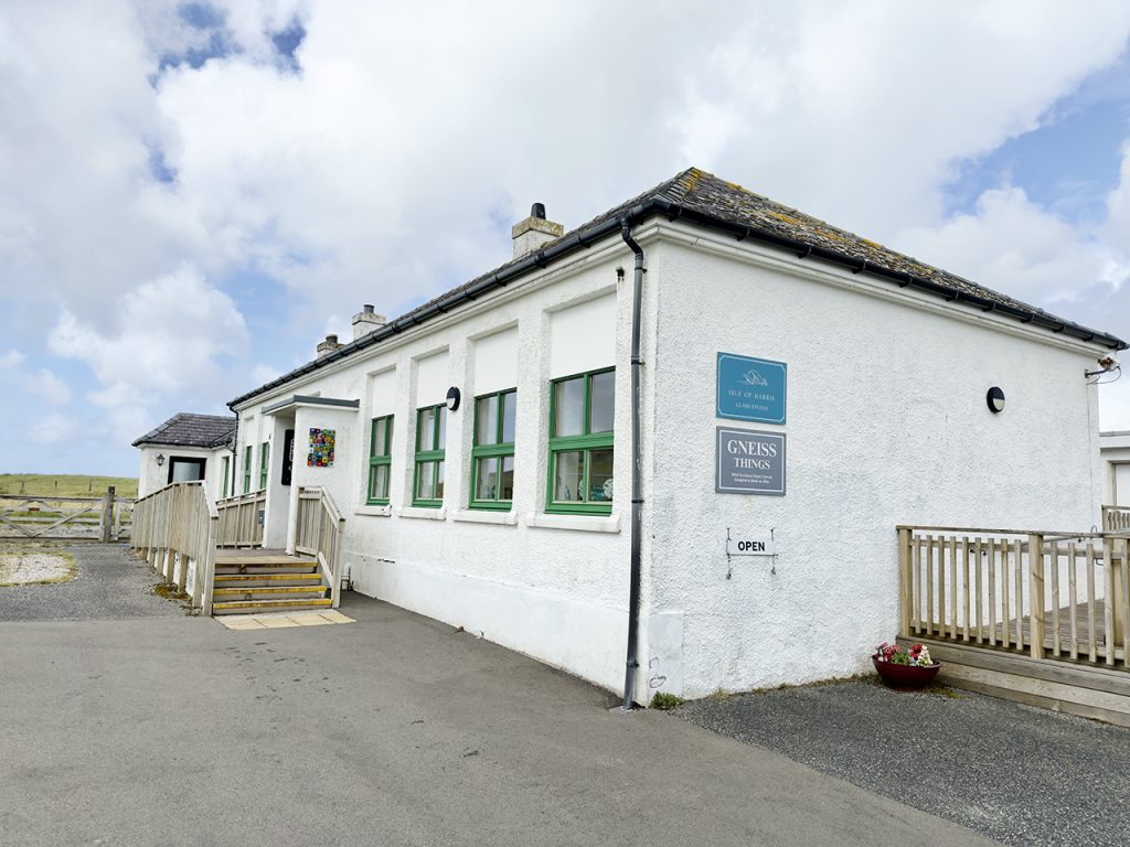 Local Heros auf Harris: In Seilebost im „alten Schulhaus“ treffen Gneiss und Glas aufeinander, Foto GOEDE