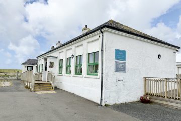 Local Heros auf Harris: In Seilebost im „alten Schulhaus“ treffen Gneiss und Glas aufeinander, Foto GOEDE