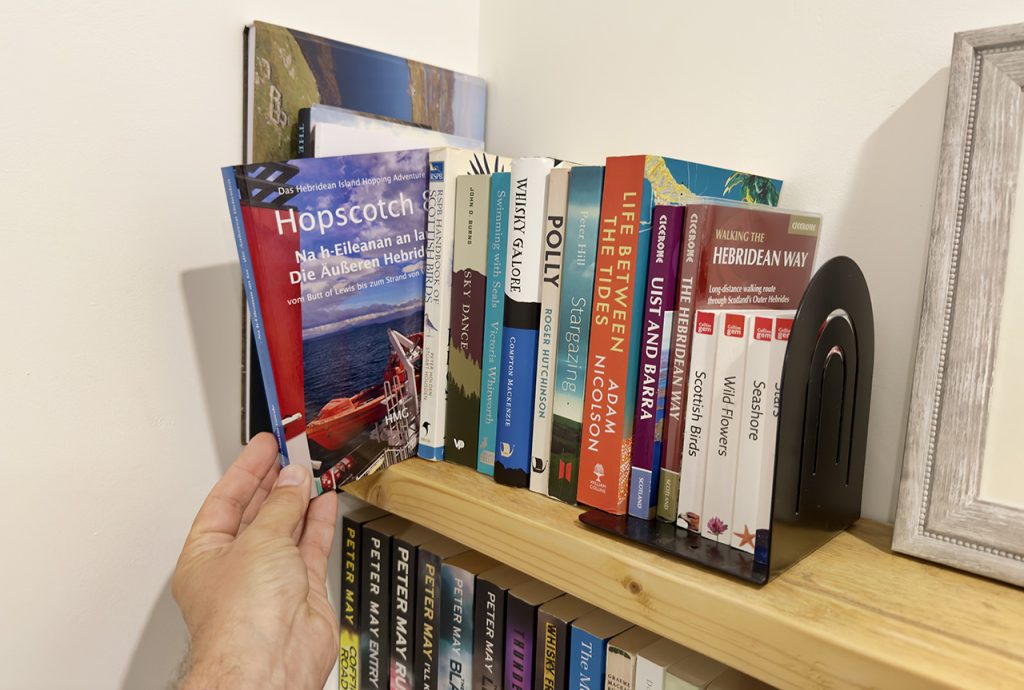 Dieser Moment im Ferienhaus auf North Uist, wenn man als Autor sein eigenes Buch im Bücherregal wiederfindet - einfach unbeschreiblich!